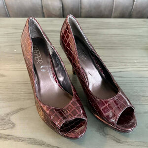 Women's KASPER Burgundy Crocodile Embossed Peep Toe Heels Size 7.5